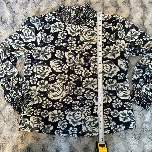 J Crew AE860 Size Small Navy Ikat Shaded Floral Crinkle Chiffon Smocked Blouse - Picture 12 of 12